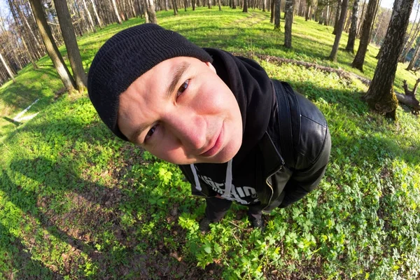 komik genç erkekler meraklı arıyorum. balık gözü lens