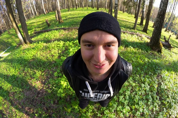 siyah elbiseli gülümseme komik genç erkeklerde. Balık gözü lens