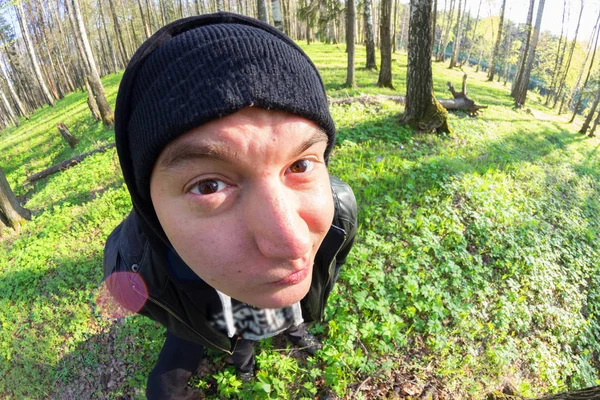 Jovens Engraçados Que Parecem Curiosos Lente Olho Peixe — Fotografia de Stock