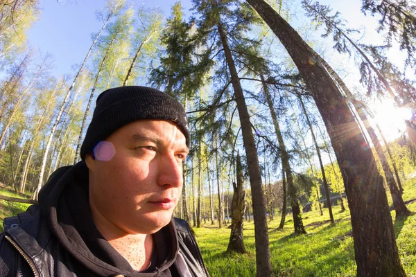 Ormanın içinden gidiyor siyah giysili Forester