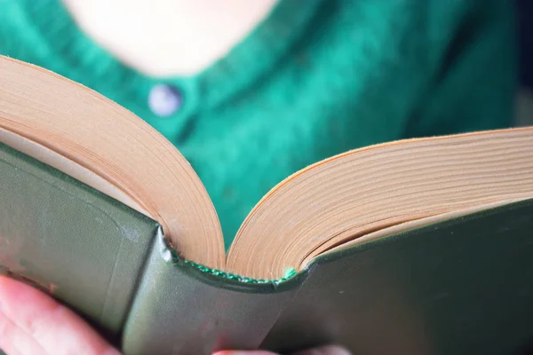 Mädchen mit einem Buch — Stockfoto