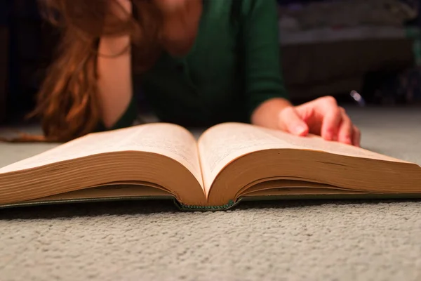 Mädchen mit einem Buch — Stockfoto