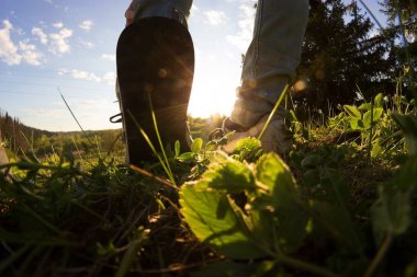 Spor ayakkabılı kadın bacakları