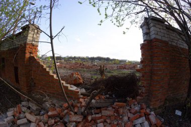 kırmızı tuğla hasarlı duvar