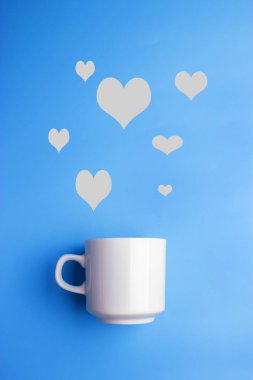 Kalpler mavi zemin üzerine beyaz Kupası