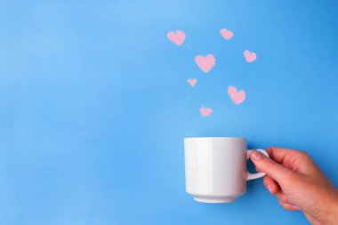 Kalpler mavi zemin üzerine beyaz Kupası