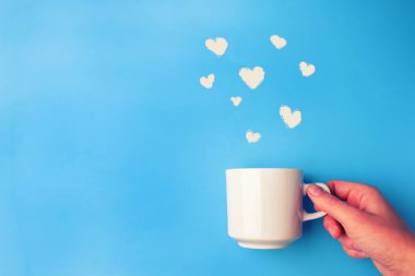 Kalpler mavi zemin üzerine beyaz Kupası