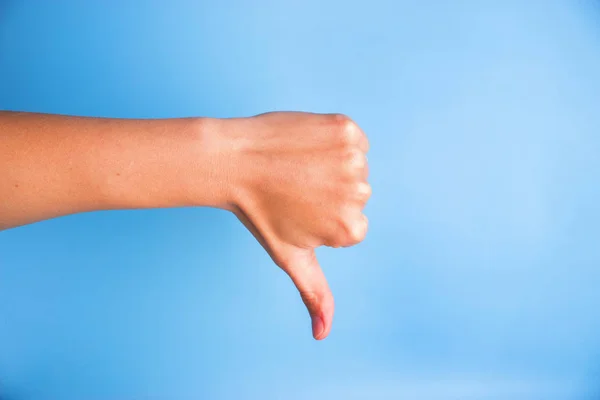 Primo Piano Della Mano Della Donna Gesticolando Pollici Verso Basso — Foto Stock