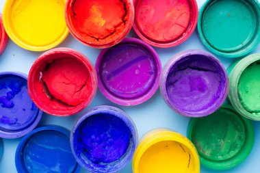 renkli boya... kutularını bir grup