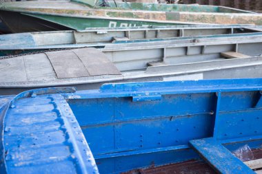 eski bir tekne bir plajda.