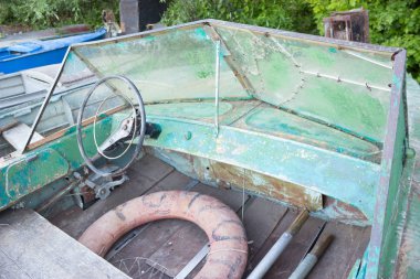 eski bir tekne bir plajda.