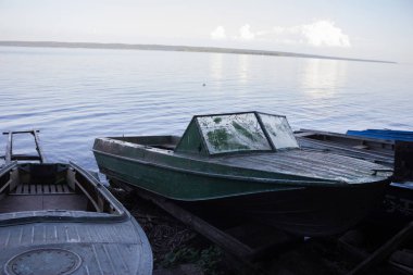 eski bir tekne bir plajda.