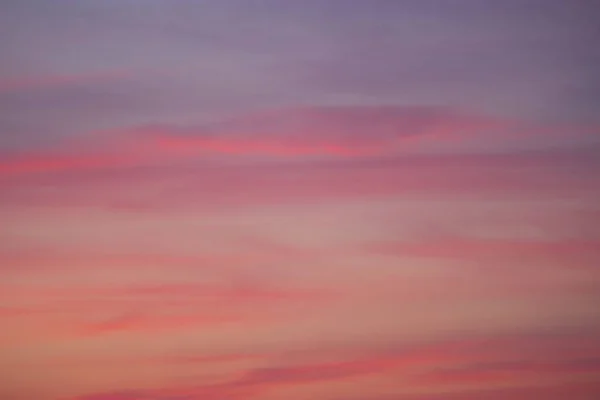 Nuvole rosa nel cielo blu — Foto Stock