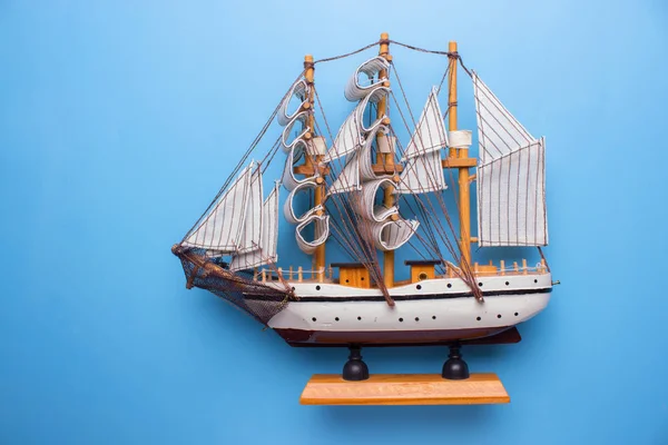 Модель корабля на голубой поверхности — стоковое фото