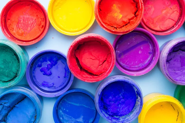 Un grupo de coloridas latas de pintura — Foto de Stock