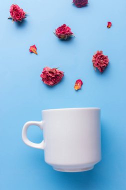 Düz yatıyordu kahve fincanı çiçekli