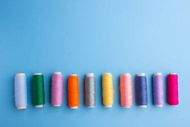 Dikiş dikmek için iplik makaraları