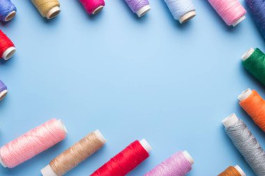 Dikiş dikmek için iplik makaraları