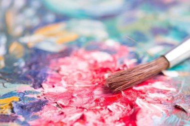 Sanatçılar petrol çok renkli boyalar