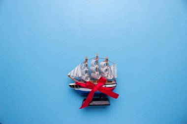 model kırmızı yay ile gemi