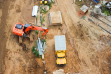 Bulanık vinç ve arka plan olarak inşaat alanında bina