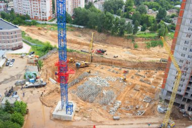 Bulanık vinç ve arka plan olarak inşaat alanında bina