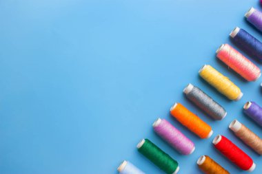 Dikiş dikmek için iplik makaraları