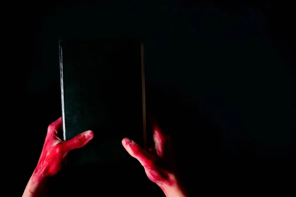 Alchimia libro con la mano insanguinata — Foto Stock