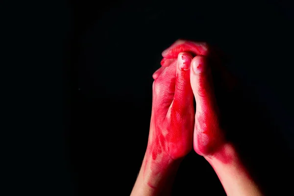 Betende Hände in Blut — Stockfoto