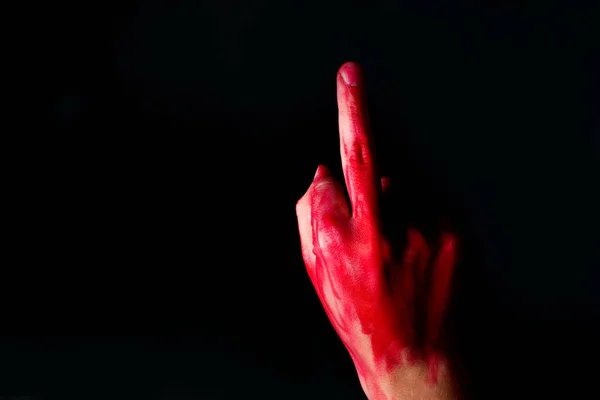 Hand mit Blut zeigt Mittelfinger — Stockfoto