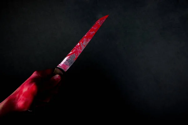 Esfaqueamento sangrento. Mão com faca — Fotografia de Stock