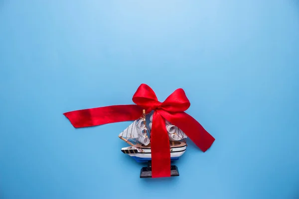 Model kırmızı yay ile gemi — Stok fotoğraf