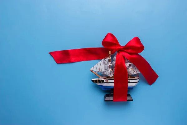 Model kırmızı yay ile gemi — Stok fotoğraf