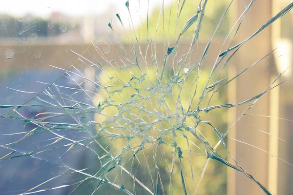 Ventana de cristal roto que refleja el cielo azul — Foto de Stock