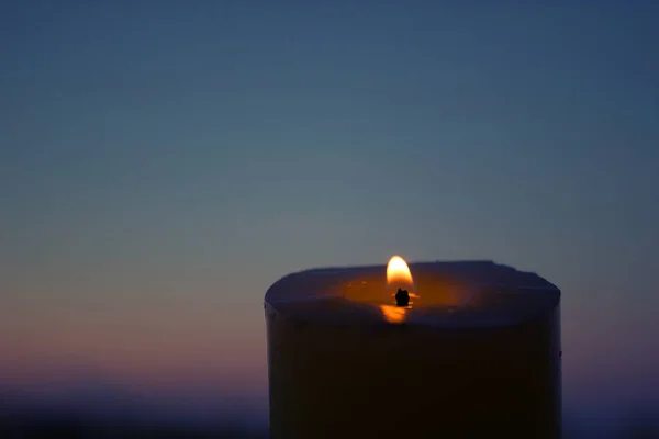 Белая горящая свеча — стоковое фото
