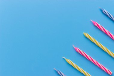 doğum günü mumları mavi zemin üzerine