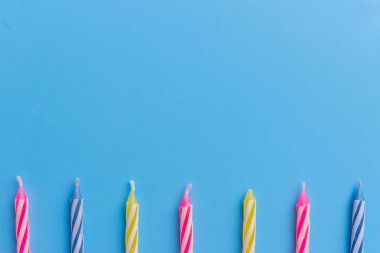 doğum günü mumları mavi zemin üzerine