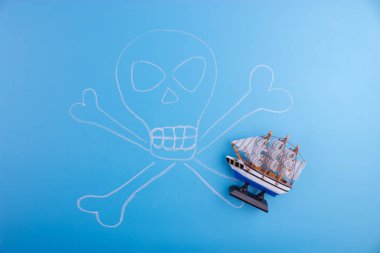 korsan gemisi mavi zemin üzerine