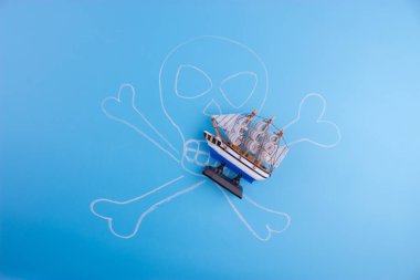 korsan gemisi mavi zemin üzerine