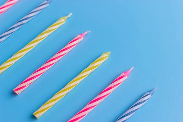 Velas de cumpleaños sobre fondo azul — Foto de Stock