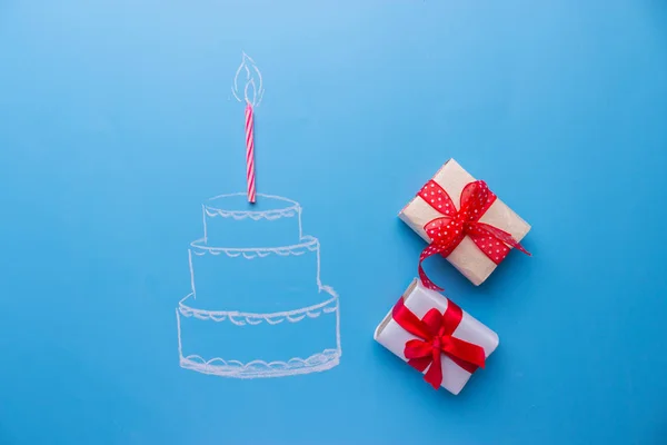 Tarta de cumpleaños blanca sobre fondo azul — Foto de Stock