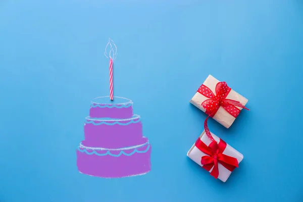 Tarta de cumpleaños blanca sobre fondo azul — Foto de Stock