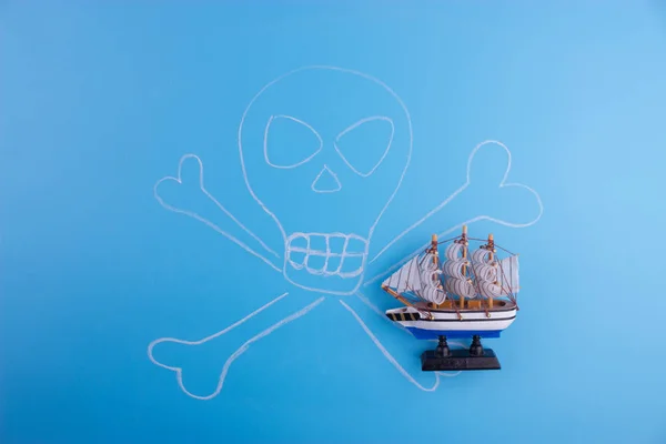 파란색 배경에 해적선 — 스톡 사진