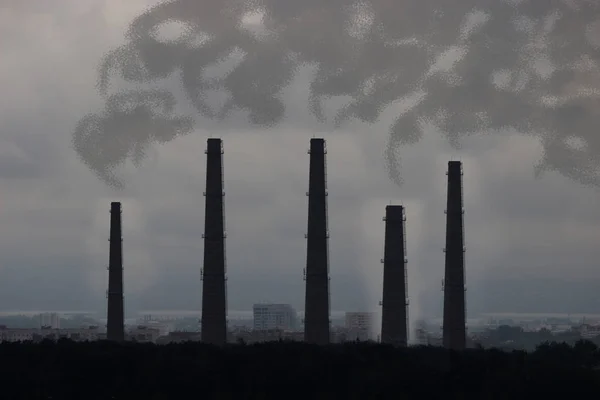 Installation industrielle avec cheminées de fumée — Photo