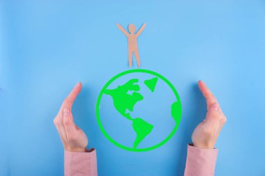 Erkekler Dünya üzerinde duran kağıt. kavramı kazanmak