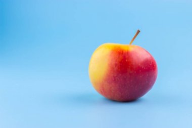 Taraftan ateş mavi zemin üzerine kırmızı elma