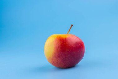 Taraftan ateş mavi zemin üzerine kırmızı elma
