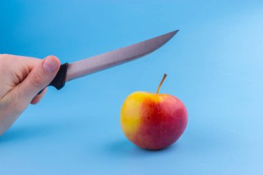 komik apple gözler ve bir bıçak ile