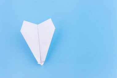 uçak kazasında kavramı. Kağıt uçağa mavi arka plan baş aşağı