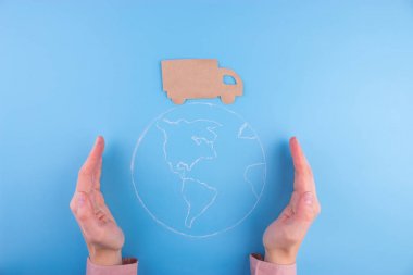 dünya gezegen on kağıt kamyon. teslimat kavramı